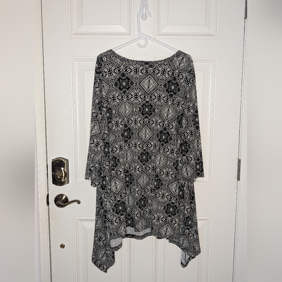 Woman Within Geometric Print Tunic Top Size 4X Shark Bite Hem 3/4 Sleeve Black - Picture 2 of 6
